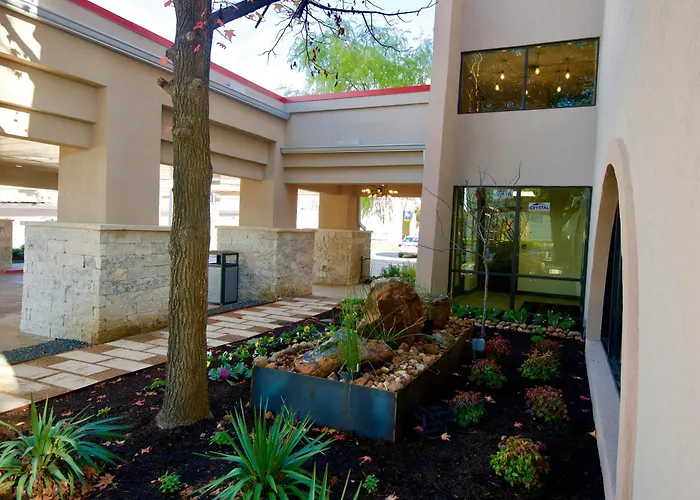 Ramada By Wyndham Austin South Hotel
